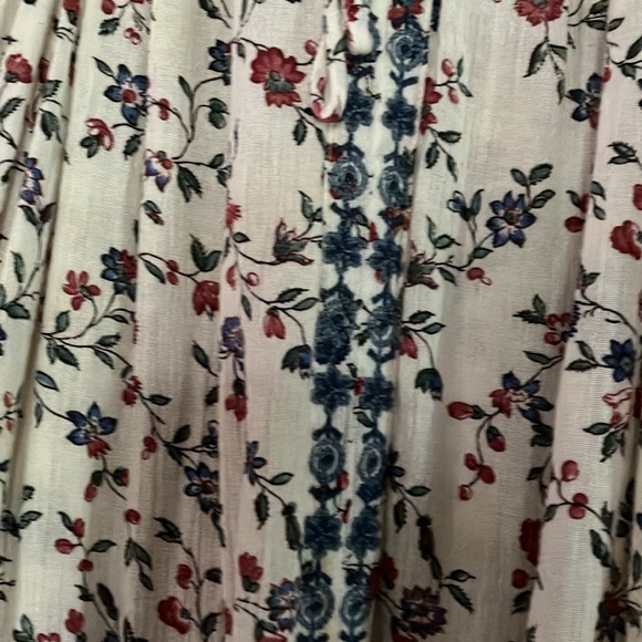 Woman’s Chaps pull over, tie flowered top with beautiful detail. Size M - Picture 3 of 5